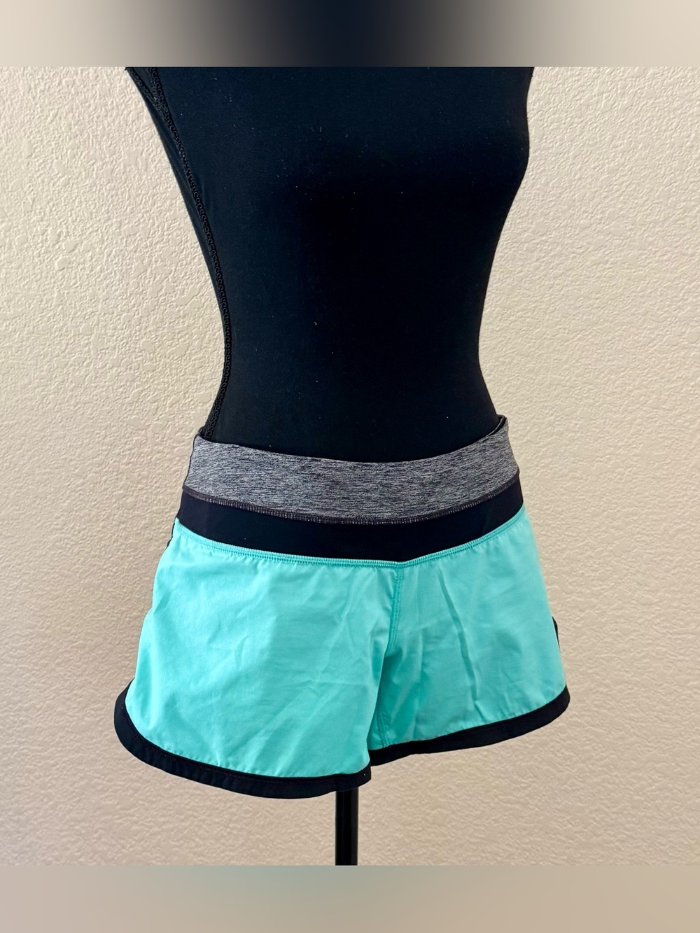 Lululemon Groovy Run Short *4-Way Stretch (Size 4) - Seafoam Teal / Black